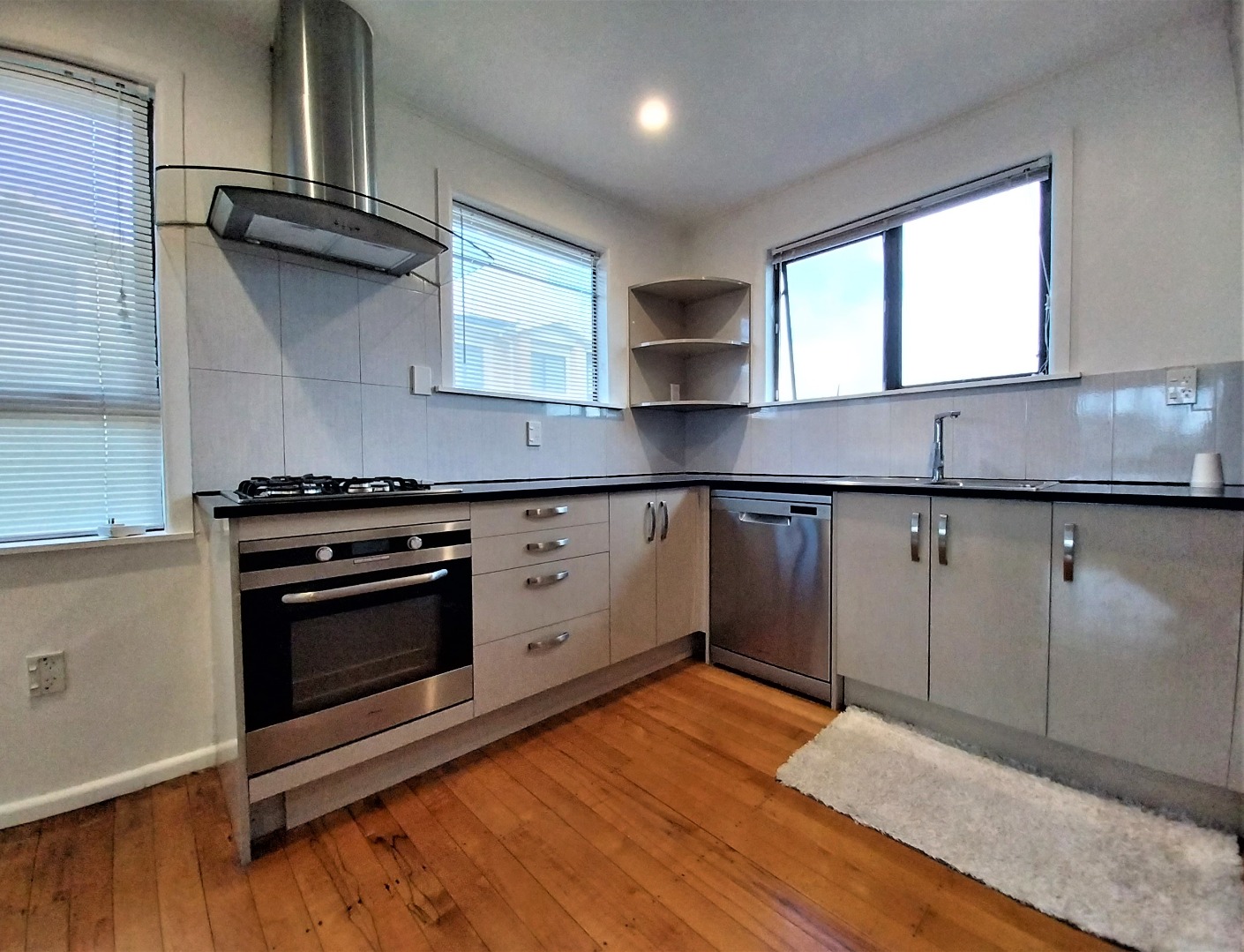 Comfortable Three bedroom family home. photo