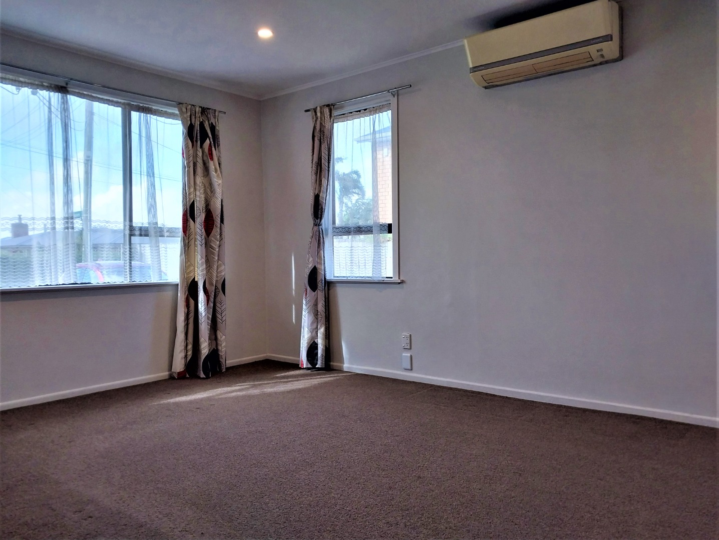 Comfortable Three bedroom family home. photo