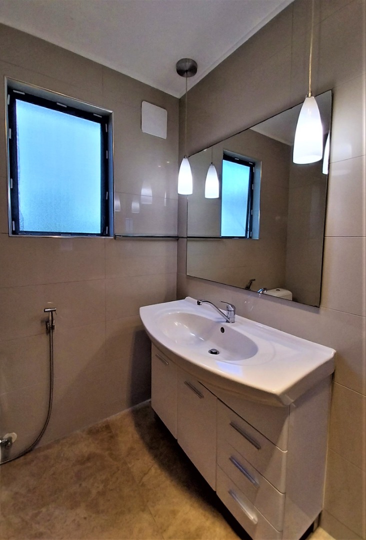 Comfortable Three bedroom family home. photo