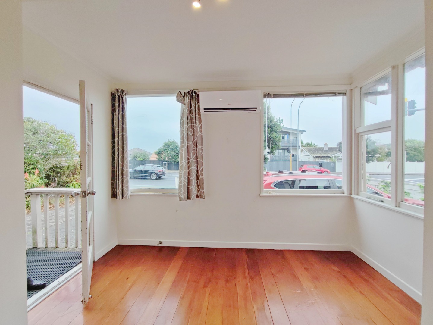 Sunny 5 Bedroom house in the prime location of Takapuna  photo