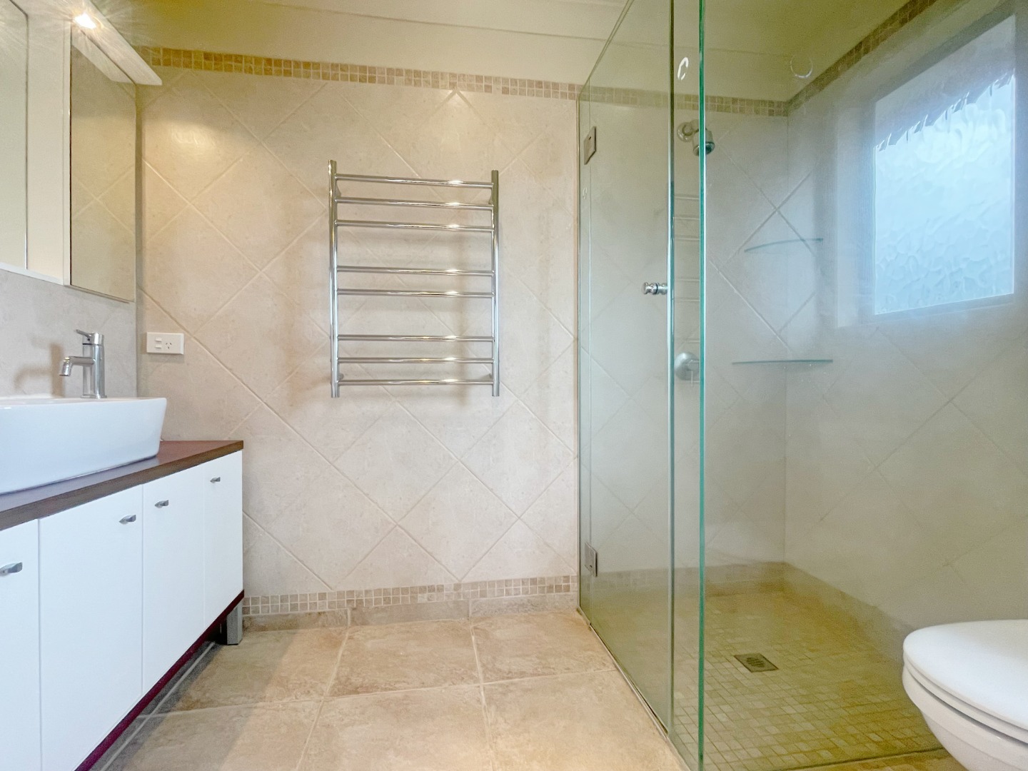 Sunny 4 Bedroom 2.5 Bathroom near Dominion Road photo