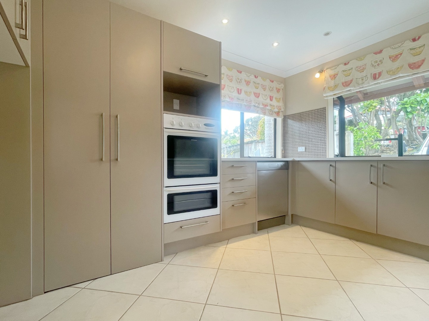 Sunny 4 Bedroom 2.5 Bathroom near Dominion Road photo