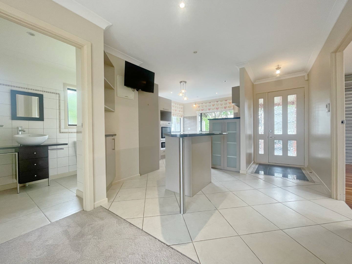 Sunny 4 Bedroom 2.5 Bathroom near Dominion Road photo