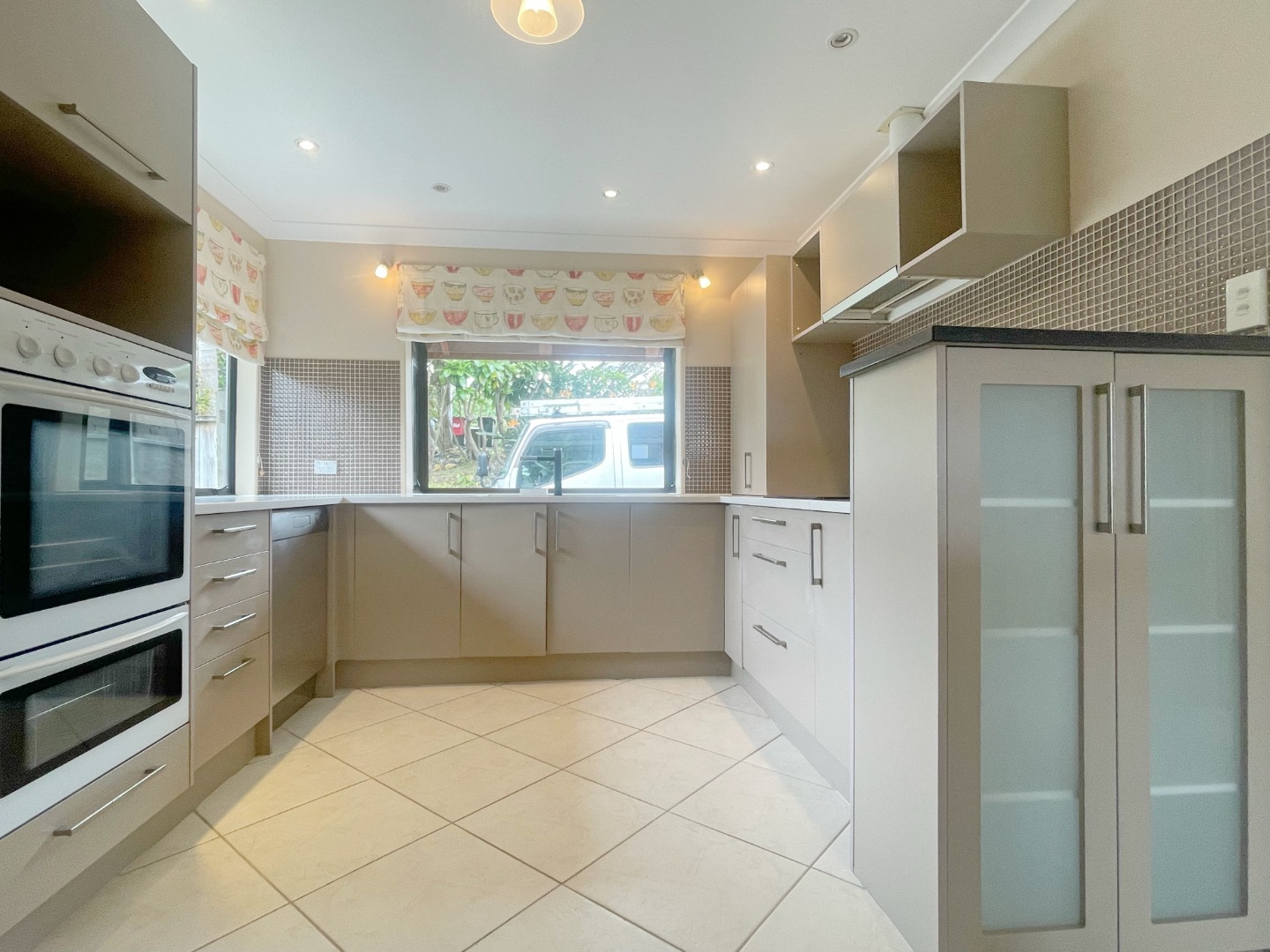 Sunny 4 Bedroom 2.5 Bathroom near Dominion Road photo