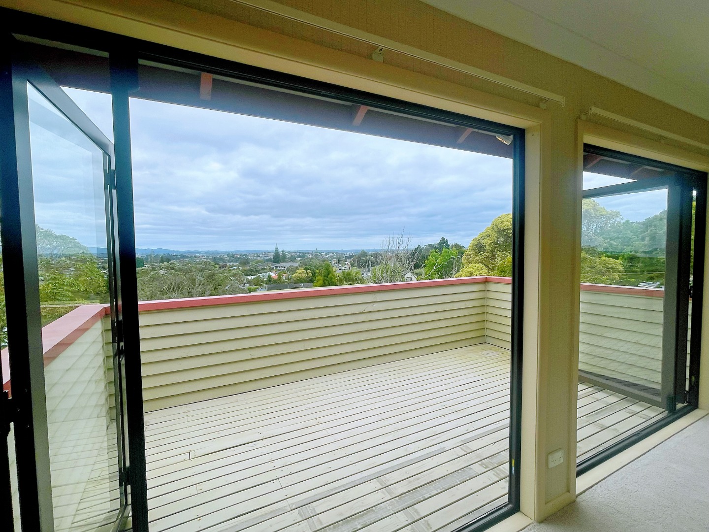 Sunny 4 Bedroom 2.5 Bathroom near Dominion Road photo