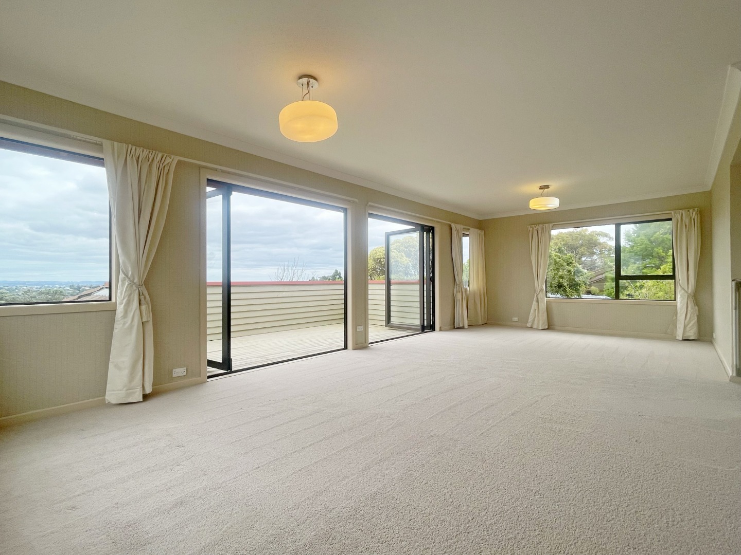 Sunny 4 Bedroom 2.5 Bathroom near Dominion Road photo