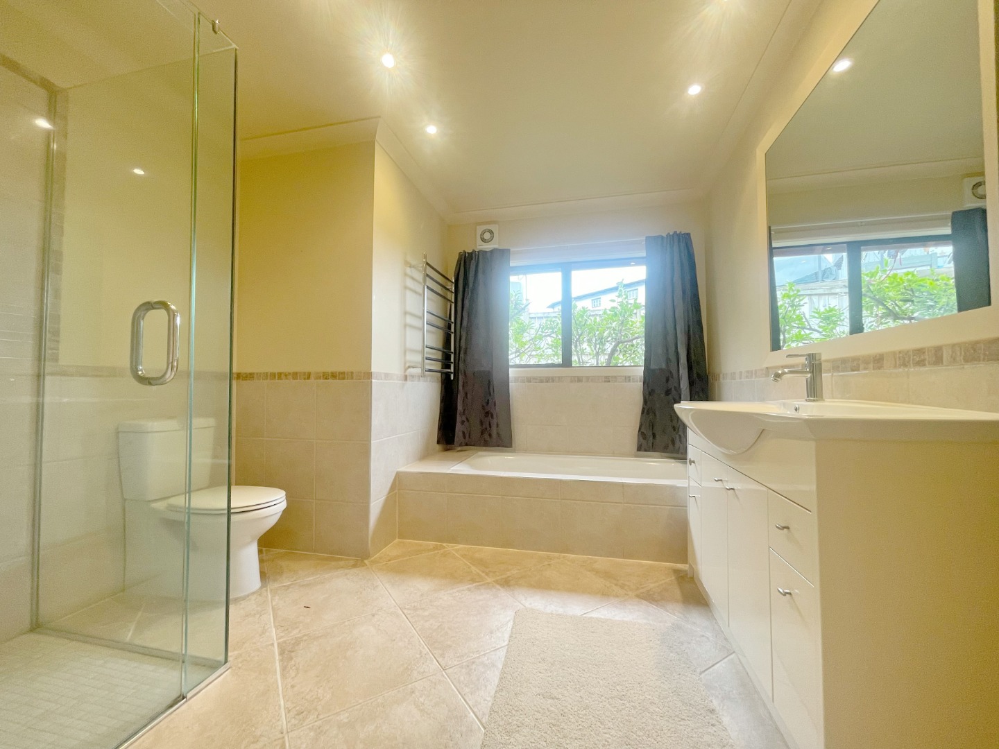 Sunny 4 Bedroom 2.5 Bathroom near Dominion Road photo