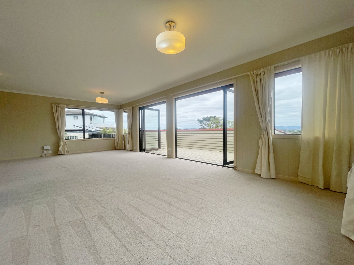 Sunny 4 Bedroom 2.5 Bathroom near Dominion Road photo