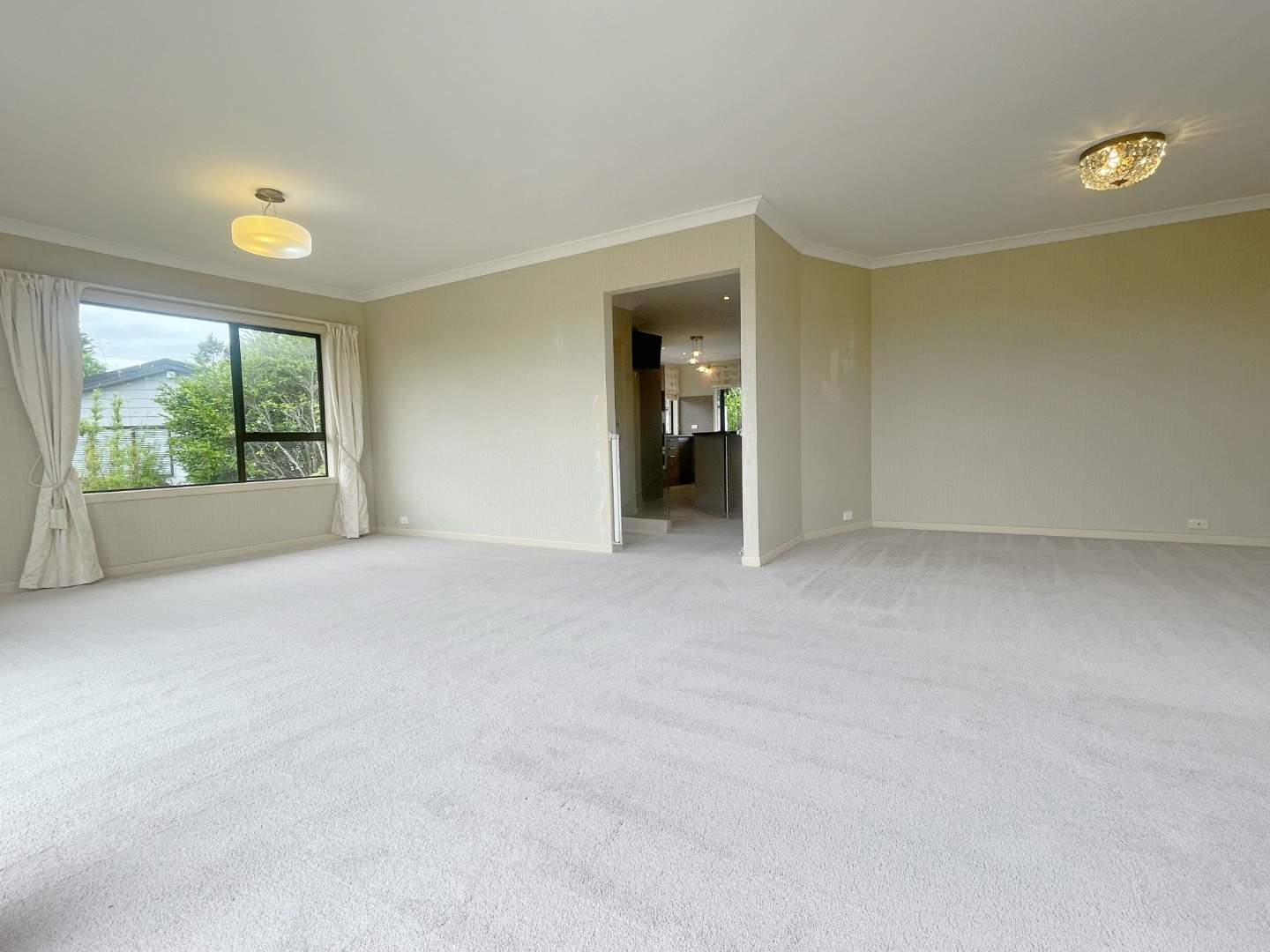 Sunny 4 Bedroom 2.5 Bathroom near Dominion Road photo