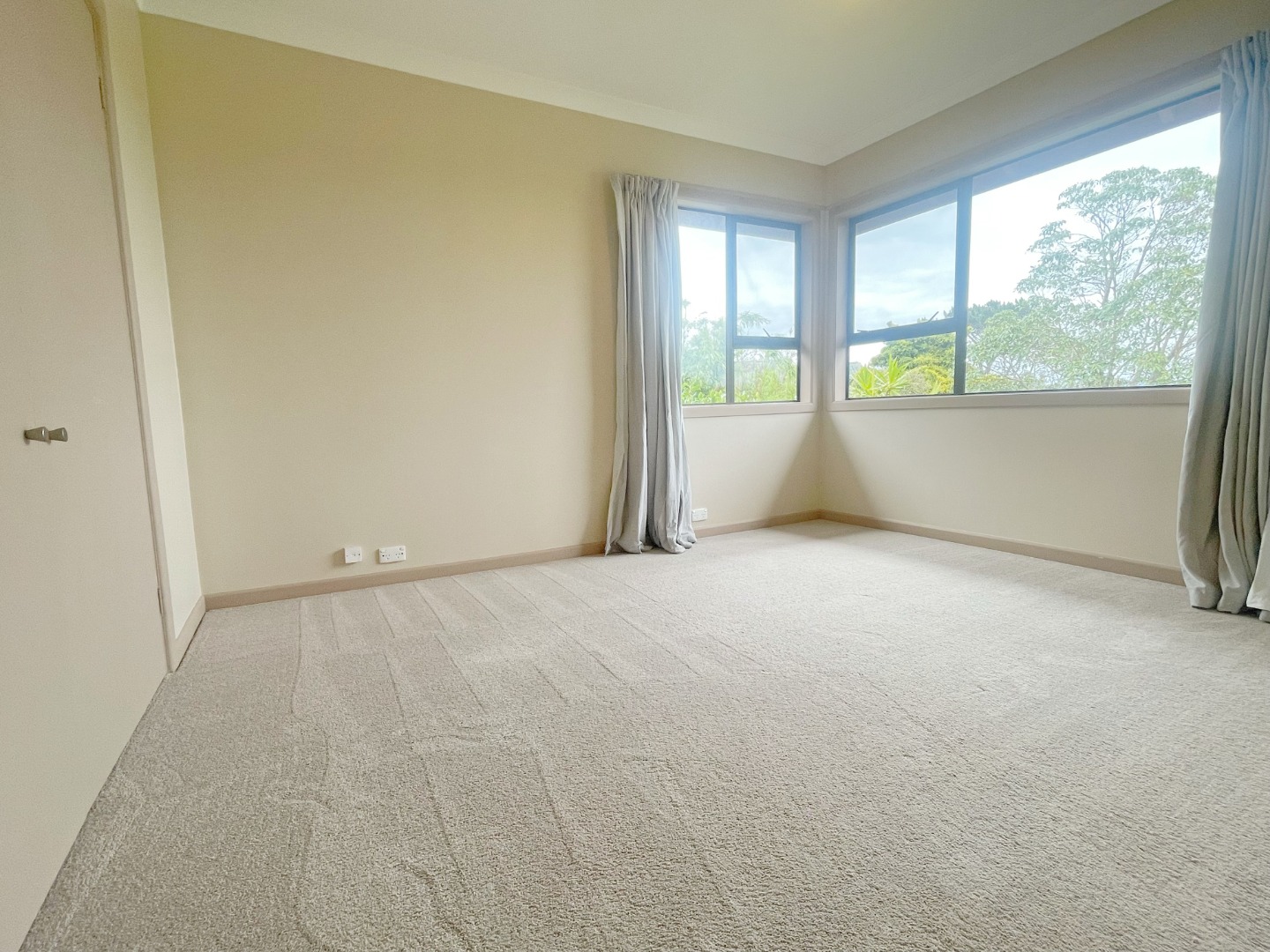 Sunny 4 Bedroom 2.5 Bathroom near Dominion Road photo
