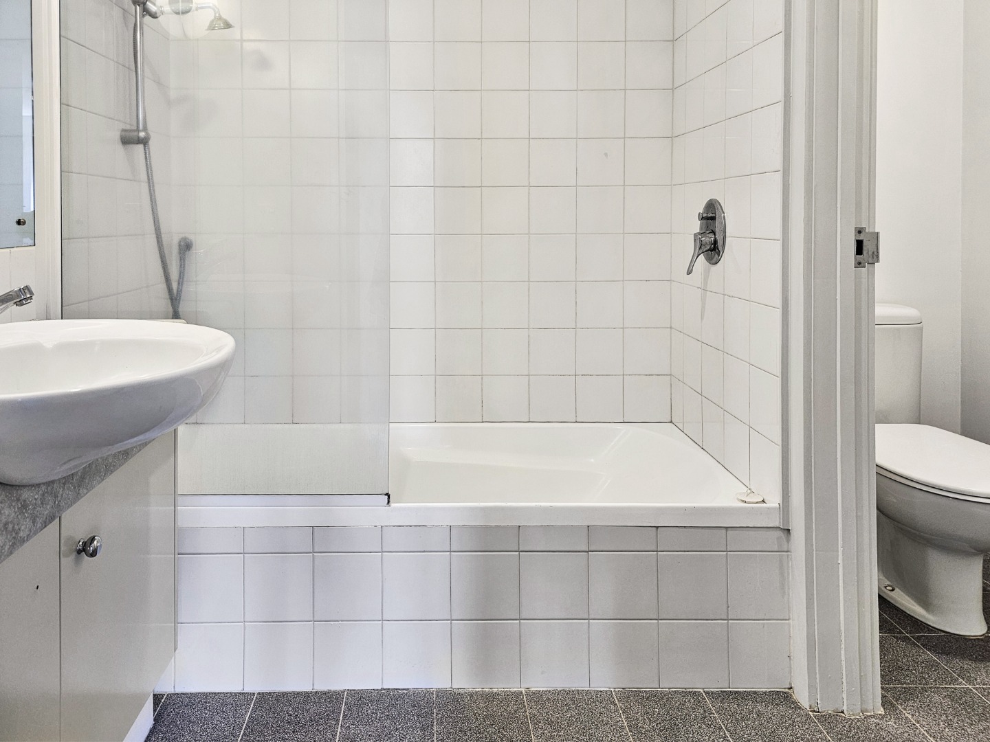 Central City - Madison On the Square - Spacious 2 Bedroom Apartment - Carpark and Water Included photo