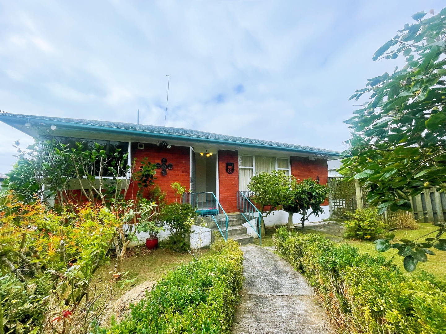 Sunny cozy two bedroom unit in a sought-after Royal Oak. photo