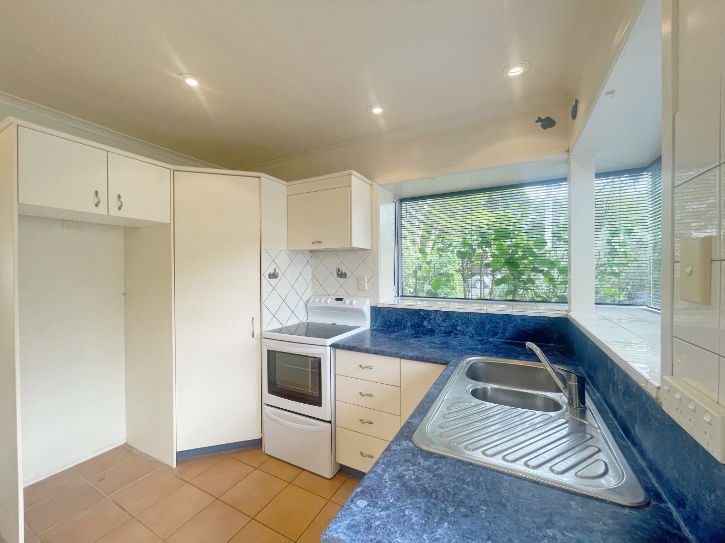 Sunny cozy two bedroom unit in a sought-after Royal Oak. photo