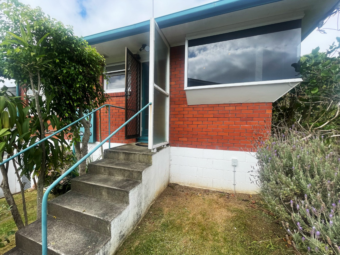 Sunny cozy two bedroom unit in a sought-after Royal Oak. photo