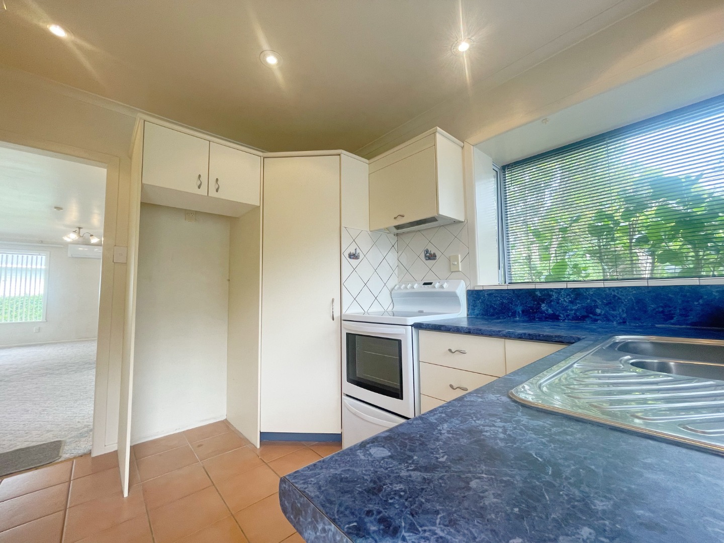 Sunny cozy two bedroom unit in a sought-after Royal Oak. photo