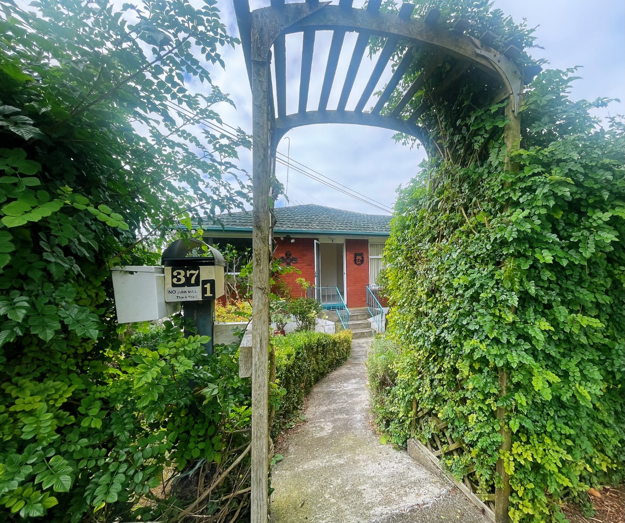 Sunny cozy two bedroom unit in a sought-after Royal Oak. photo