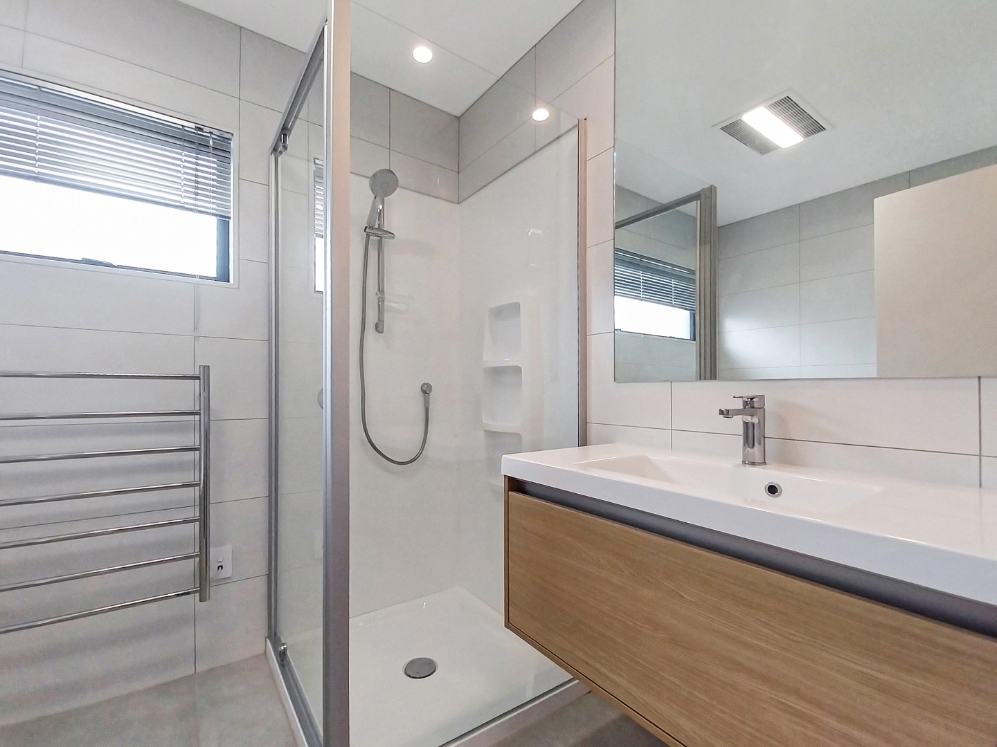 WAIATA SHORES LUXURY: 4 Bed, 2 Ensuites (4 Toilets), Reserve Walkway & Playground photo