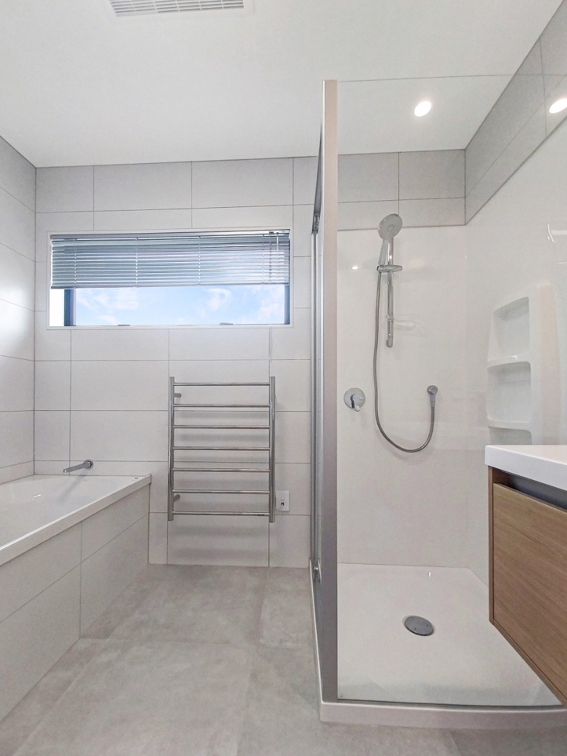 WAIATA SHORES LUXURY: 4 Bed, 2 Ensuites (4 Toilets), Reserve Walkway & Playground photo