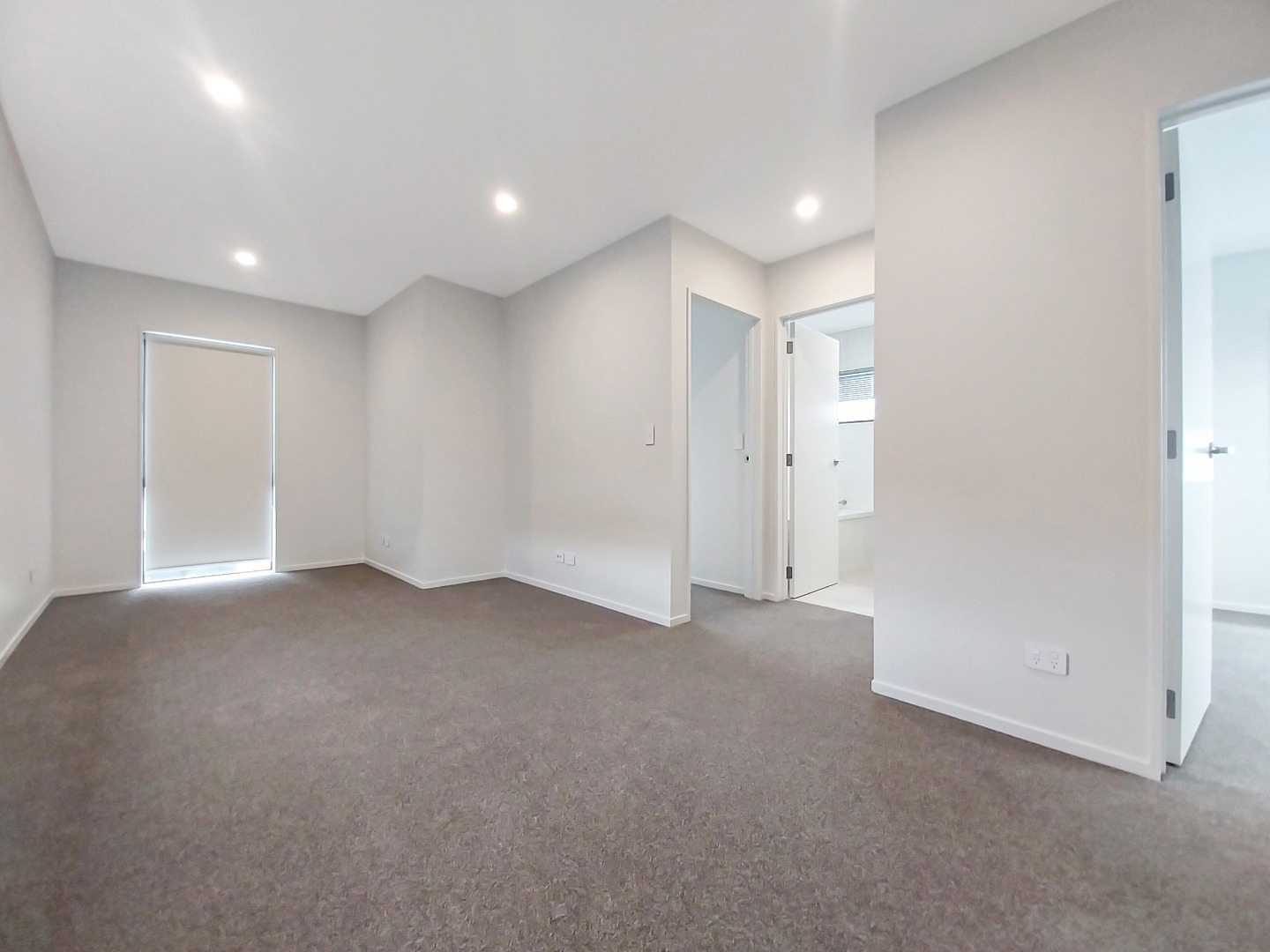 WAIATA SHORES LUXURY: 4 Bed, 2 Ensuites (4 Toilets), Reserve Walkway & Playground photo