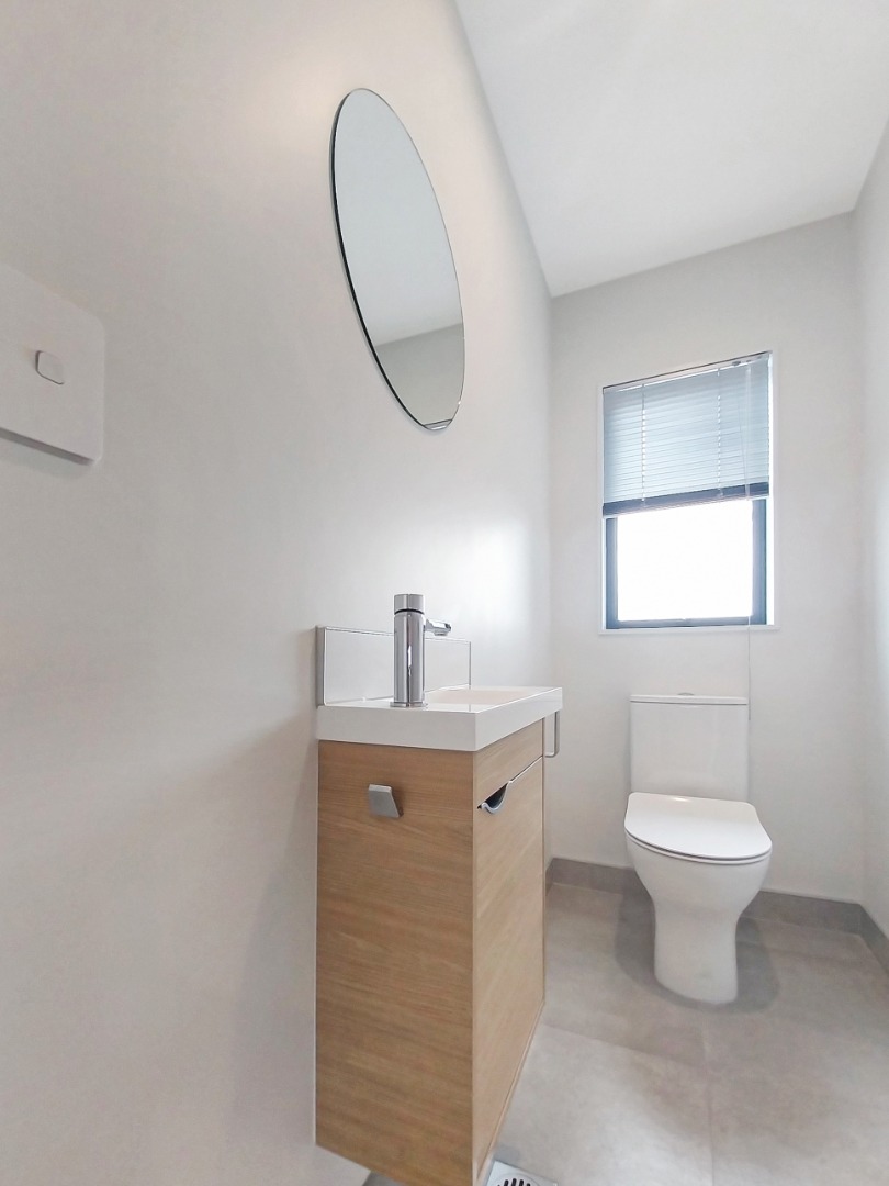 WAIATA SHORES LUXURY: 4 Bed, 2 Ensuites (4 Toilets), Reserve Walkway & Playground photo