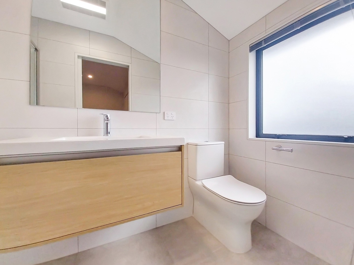 WAIATA SHORES LUXURY: 4 Bed, 2 Ensuites (4 Toilets), Reserve Walkway & Playground photo