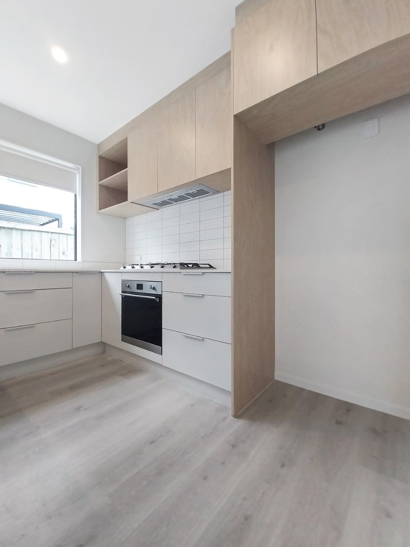 WAIATA SHORES LUXURY: 4 Bed, 2 Ensuites (4 Toilets), Reserve Walkway & Playground photo