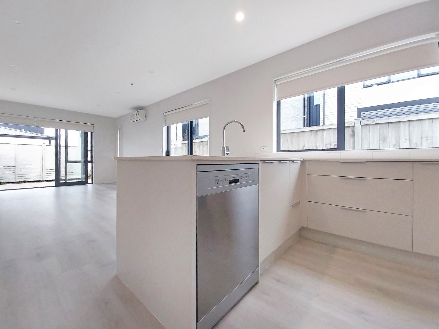 WAIATA SHORES LUXURY: 4 Bed, 2 Ensuites (4 Toilets), Reserve Walkway & Playground photo