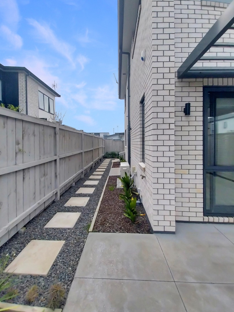 WAIATA SHORES LUXURY: 4 Bed, 2 Ensuites (4 Toilets), Reserve Walkway & Playground photo