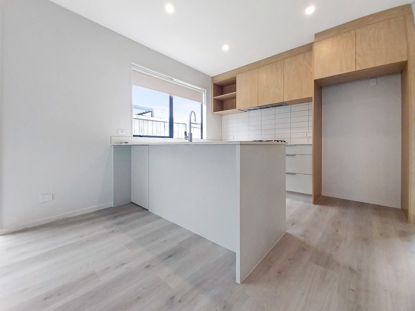 WAIATA SHORES LUXURY: 4 Bed, 2 Ensuites (4 Toilets), Reserve Walkway & Playground photo