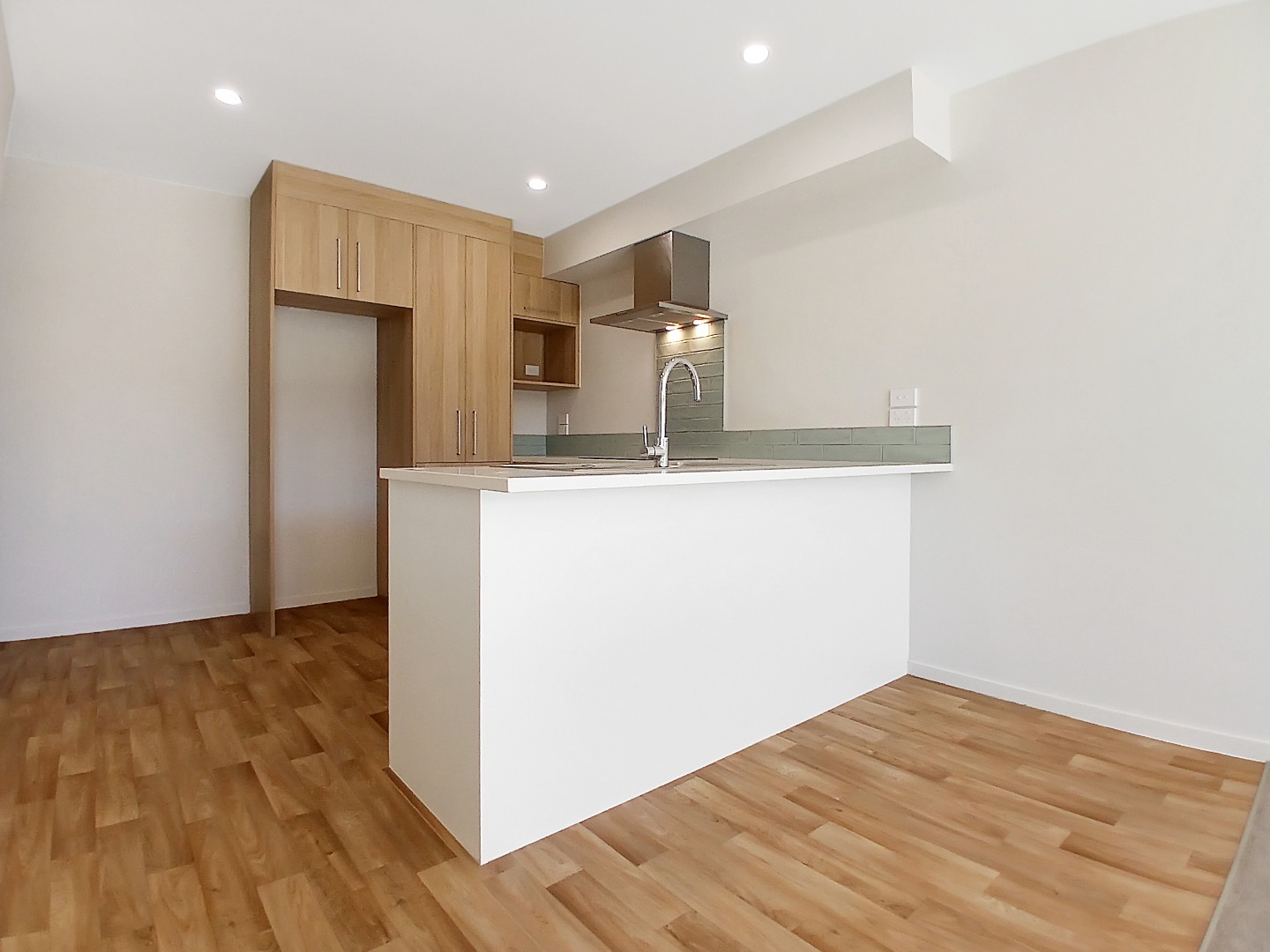 3 Bdrms/ 2 FULL bthms with GARAGE in Mangere Bridge! photo