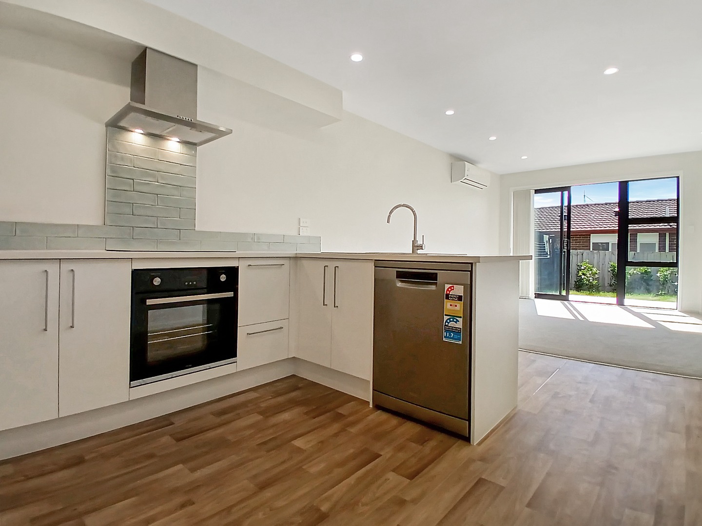 3 Bdrms/ 2 FULL bthms with GARAGE in Mangere Bridge! photo