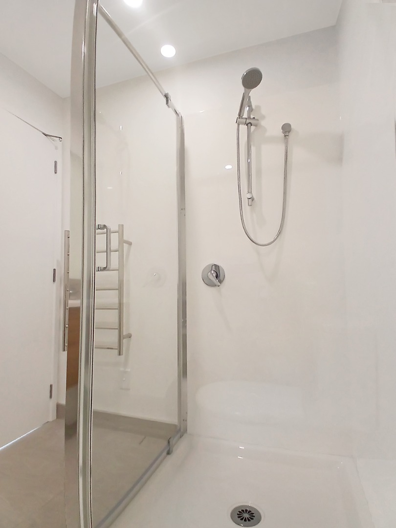 3 Bdrms/ 2 FULL bthms with GARAGE in Mangere Bridge! photo