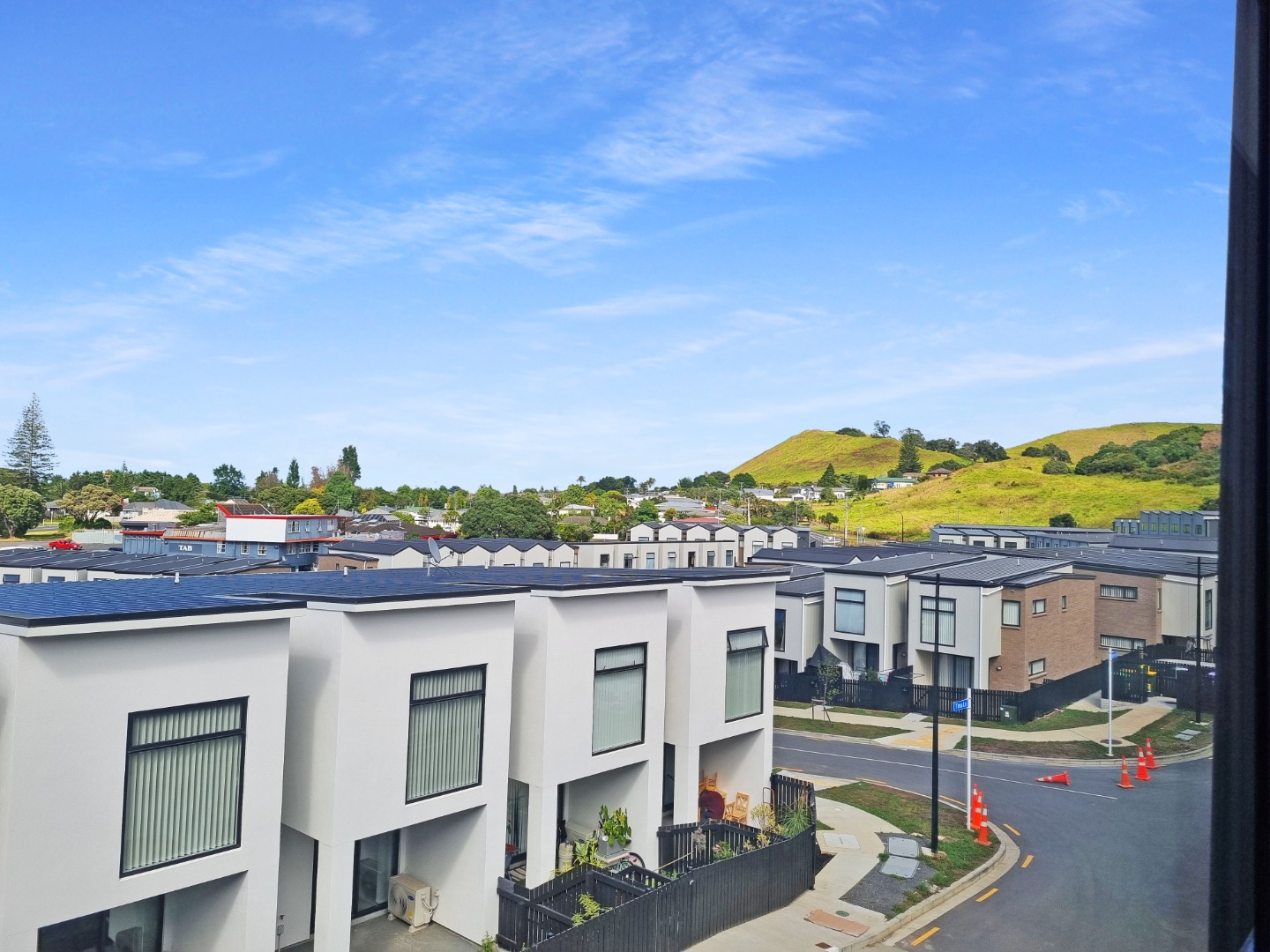 3 Bdrms/ 2 FULL bthms with GARAGE in Mangere Bridge! photo