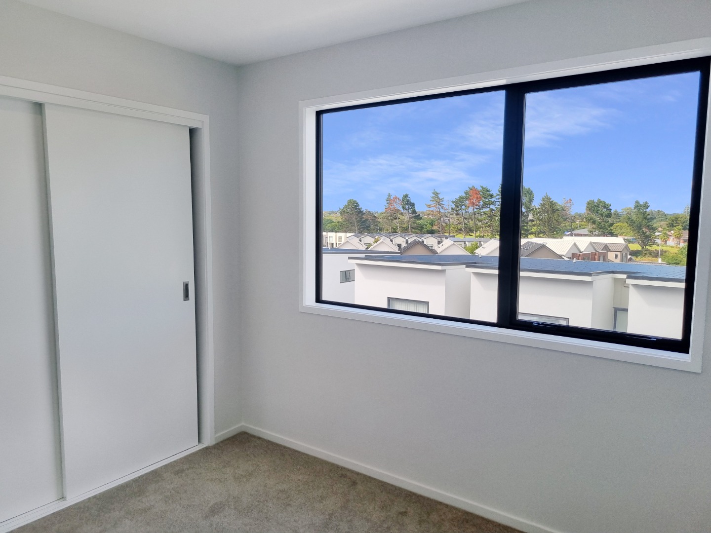 3 Bdrms/ 2 FULL bthms with GARAGE in Mangere Bridge! photo