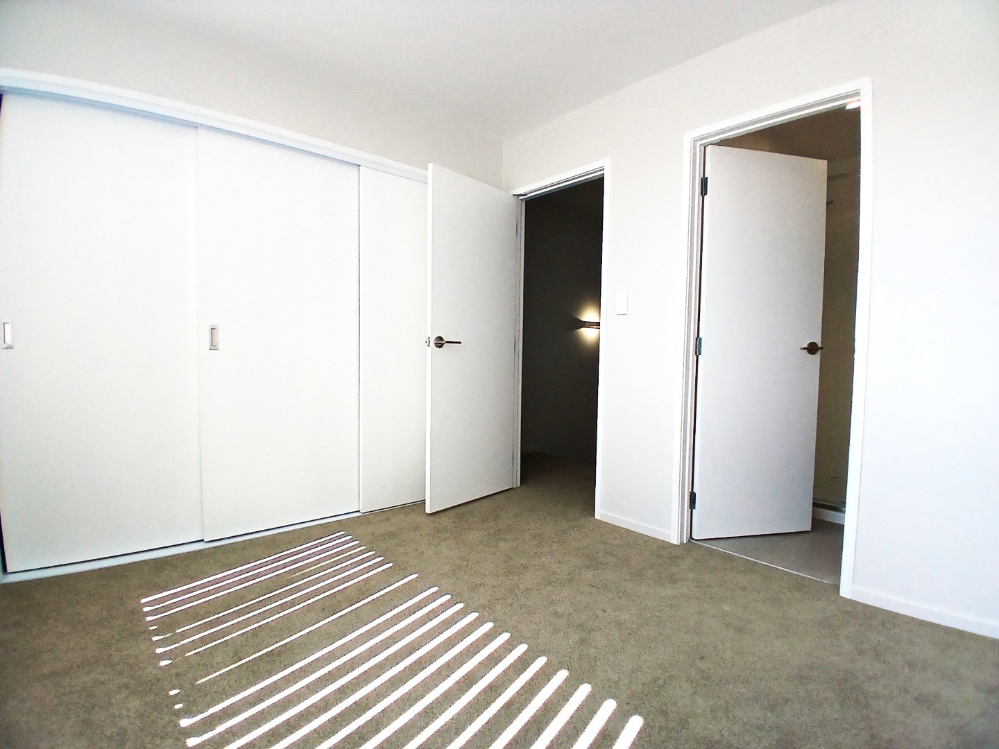 3 Bdrms/ 2 FULL bthms with GARAGE in Mangere Bridge! photo