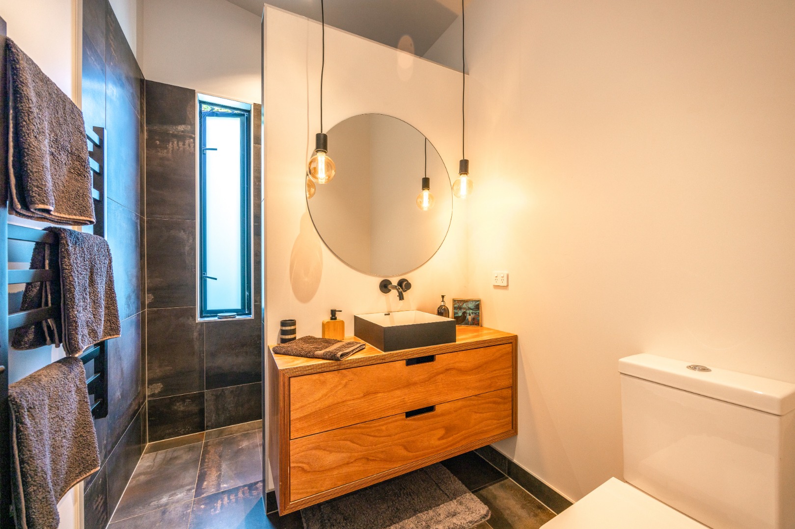 Enclosure Bay Retreat $725 p/w photo