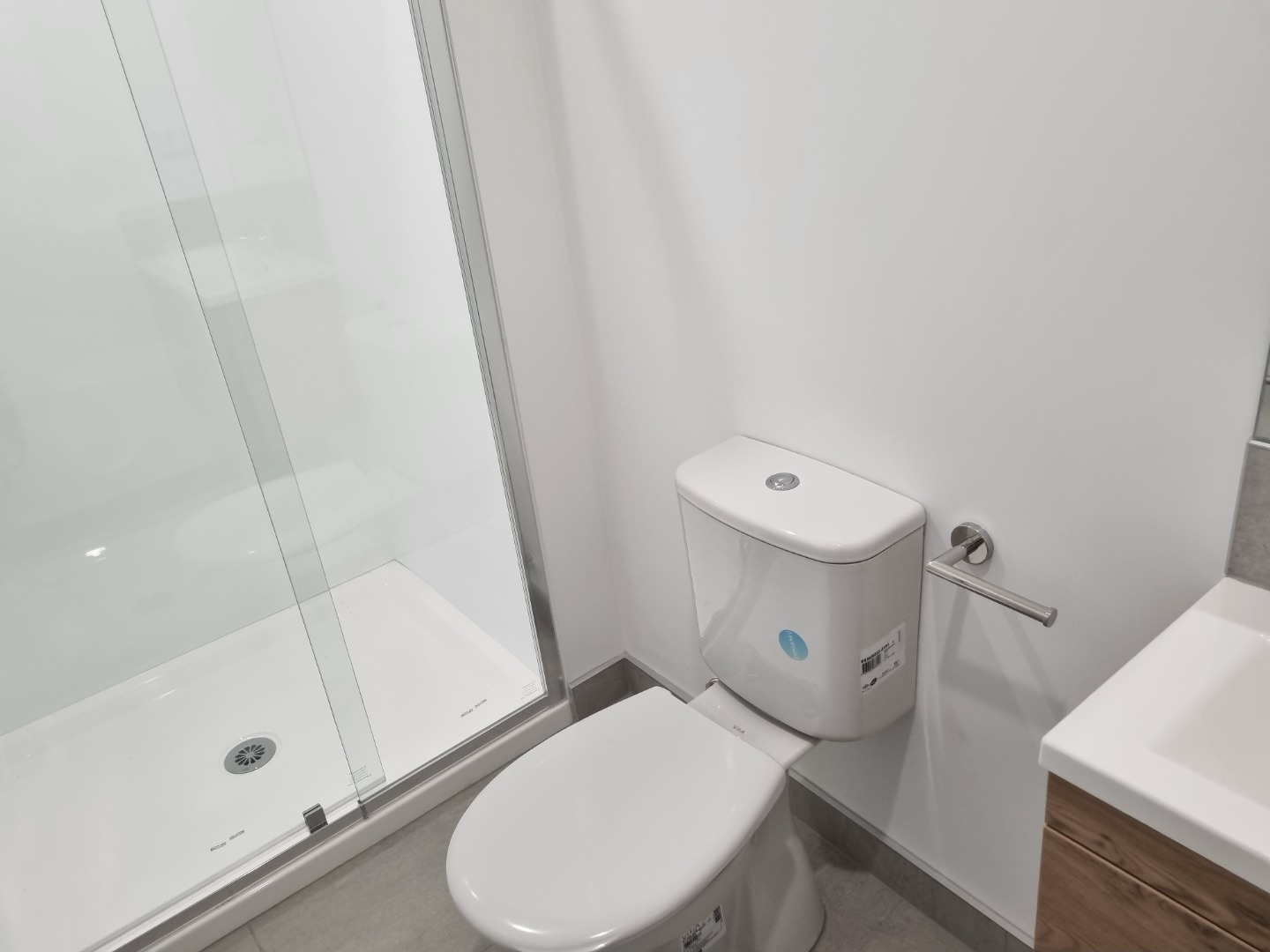 3 Bdrms/ 2 FULL bthms with GARAGE in Mangere Bridge! photo
