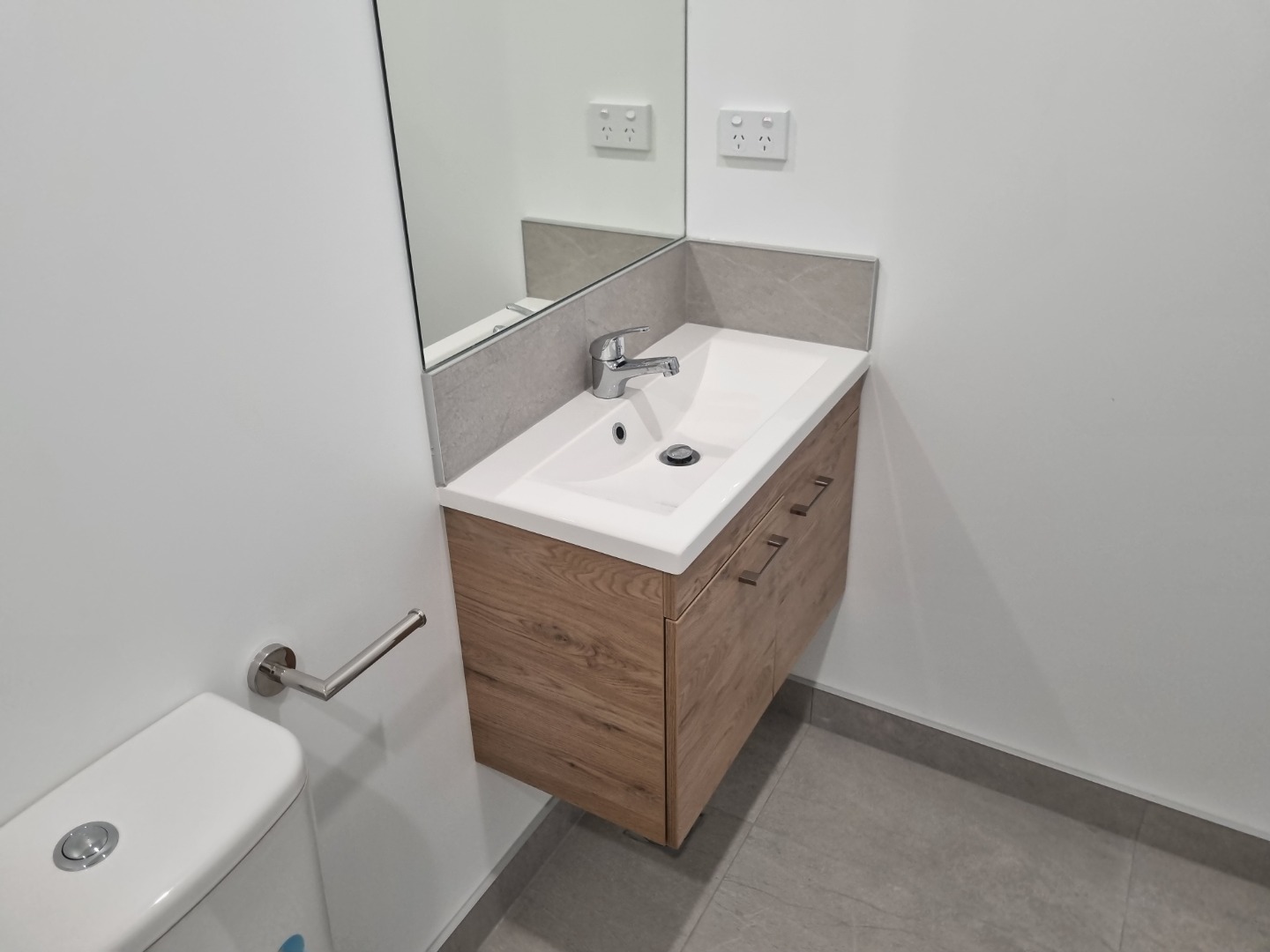 3 Bdrms/ 2 FULL bthms with GARAGE in Mangere Bridge! photo
