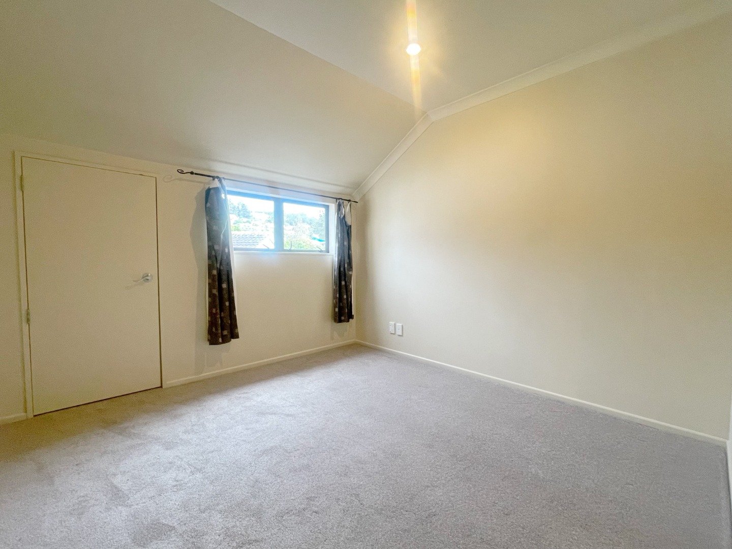 Sunny 5 bedroom 2 bathroom stunning house  photo