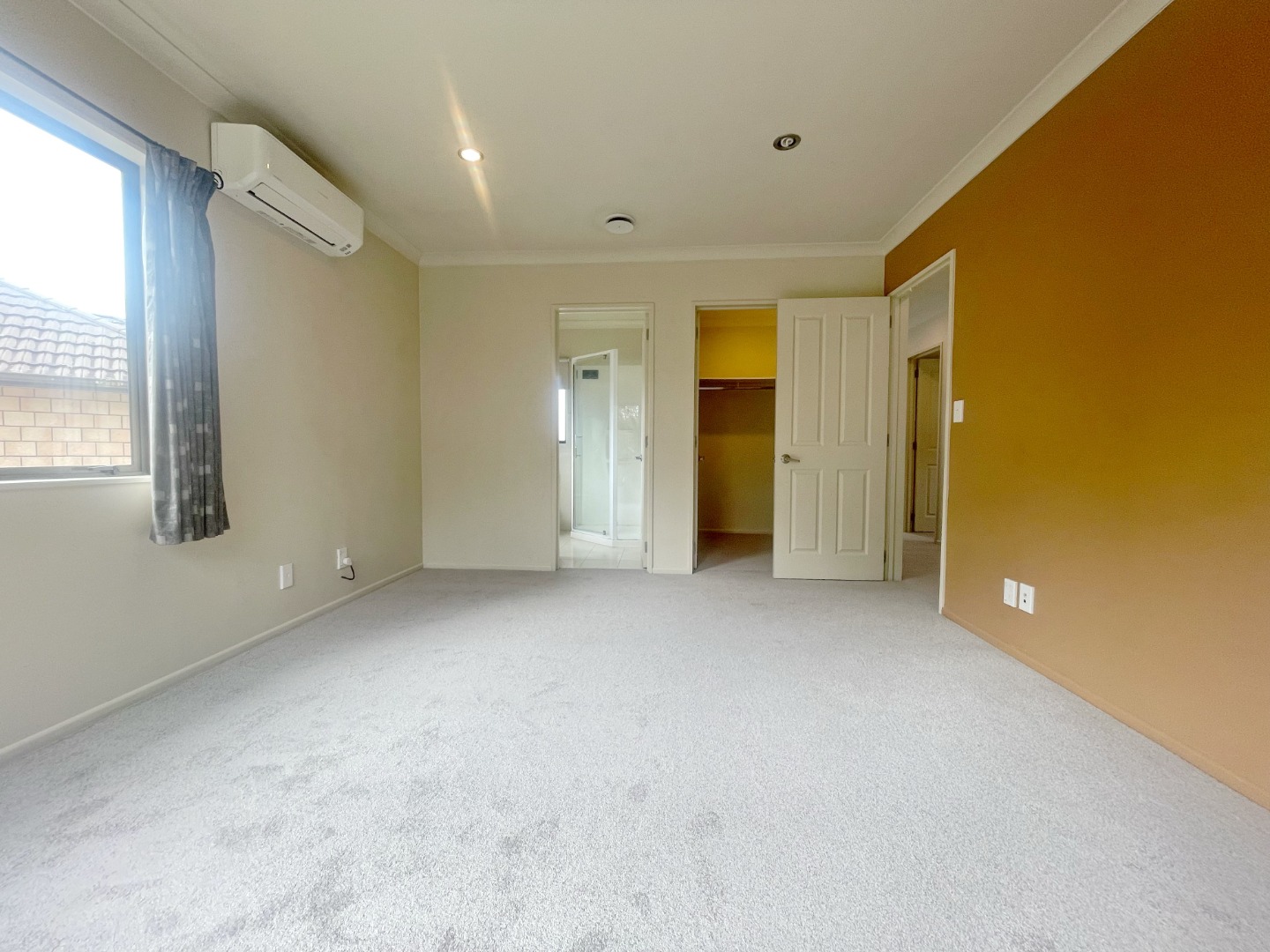 Sunny 5 bedroom 2 bathroom stunning house  photo