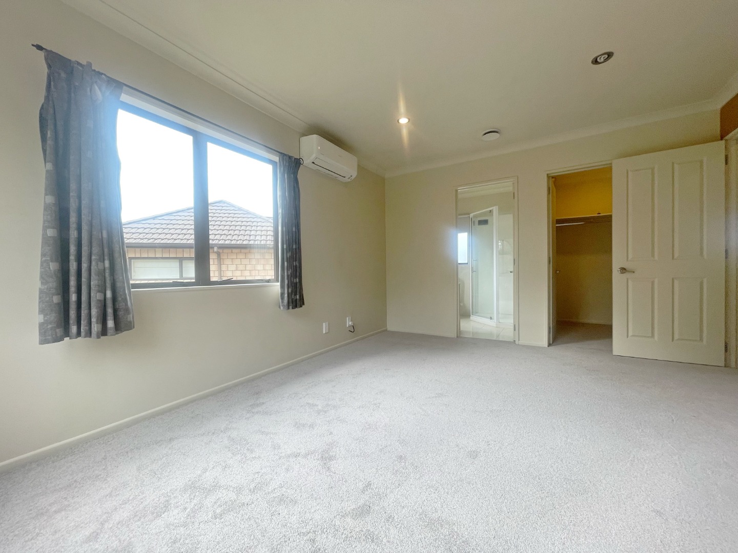 Sunny 5 bedroom 2 bathroom stunning house  photo