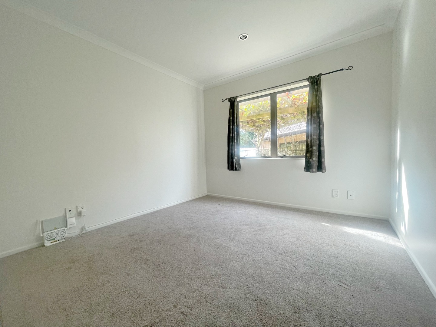 Sunny 5 bedroom 2 bathroom stunning house  photo