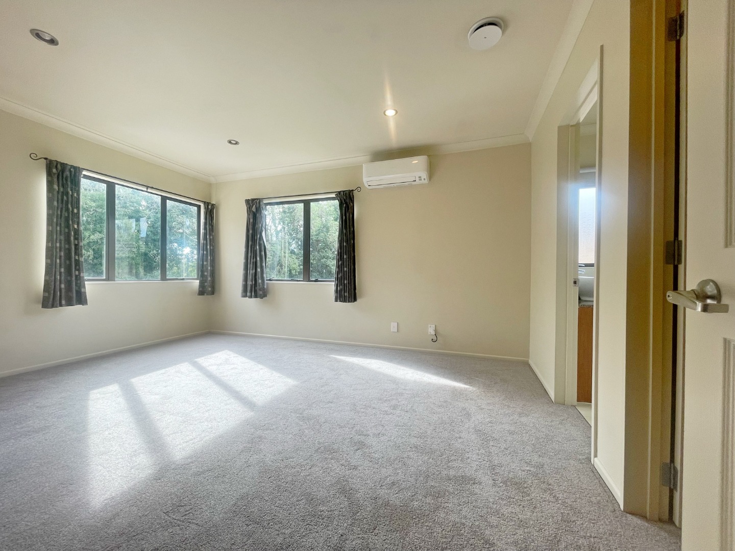 Sunny 5 bedroom 2 bathroom stunning house  photo