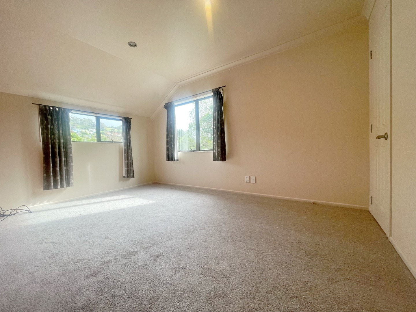 Sunny 5 bedroom 2 bathroom stunning house  photo