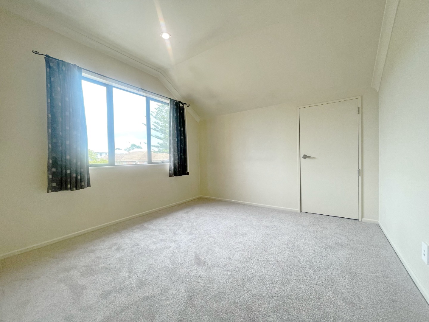 Sunny 5 bedroom 2 bathroom stunning house  photo