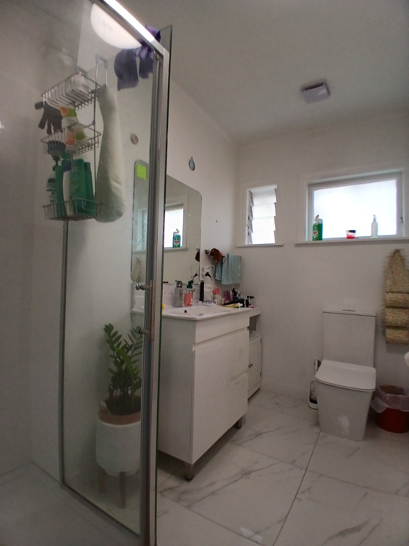 Mount Wellington Two bedroom unit with two carparks! photo