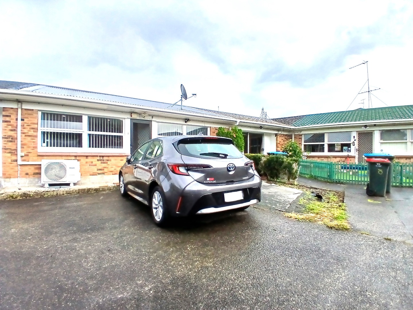 Mount Wellington Two bedroom unit with two carparks! photo