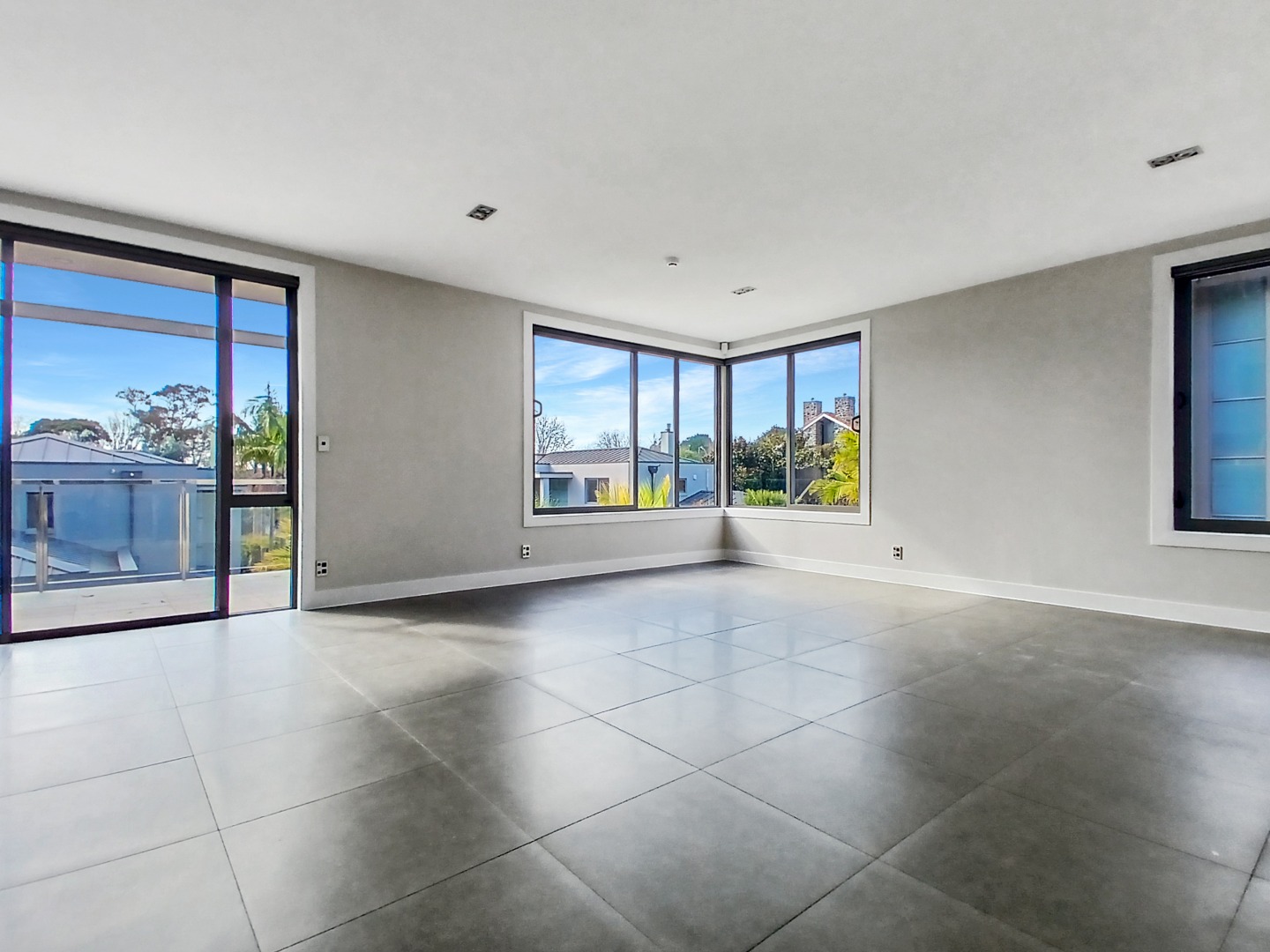 Epsom , Architecturally designed stunning five bedroom four Bathroom Home! photo