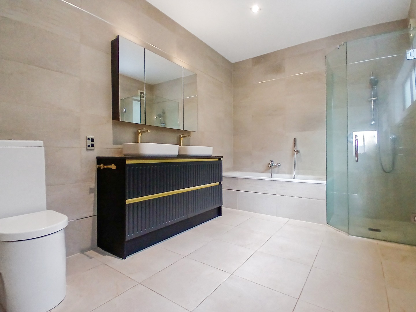 Epsom , Architecturally designed stunning five bedroom four Bathroom Home! photo