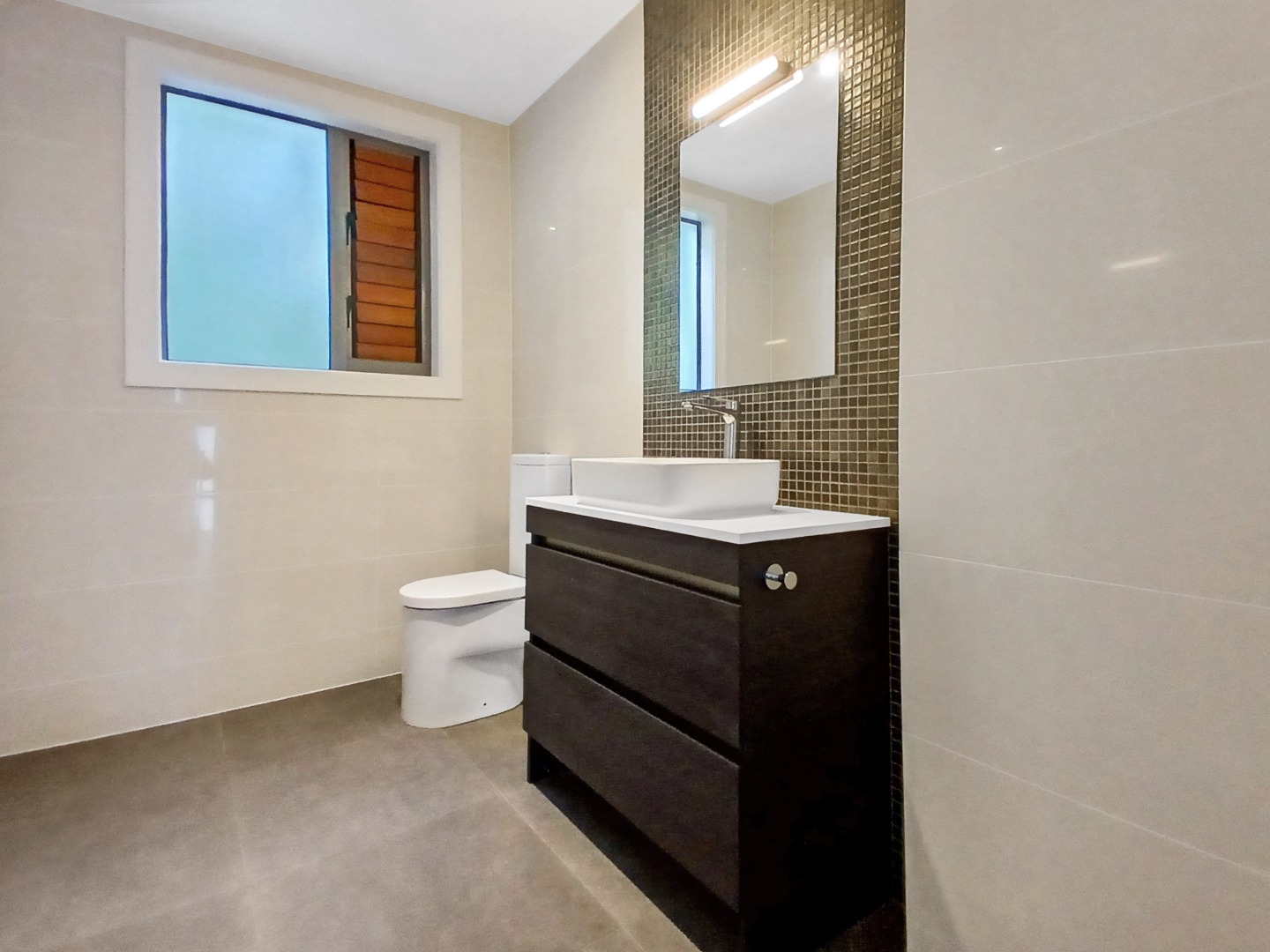 Epsom , Architecturally designed stunning five bedroom four Bathroom Home! photo